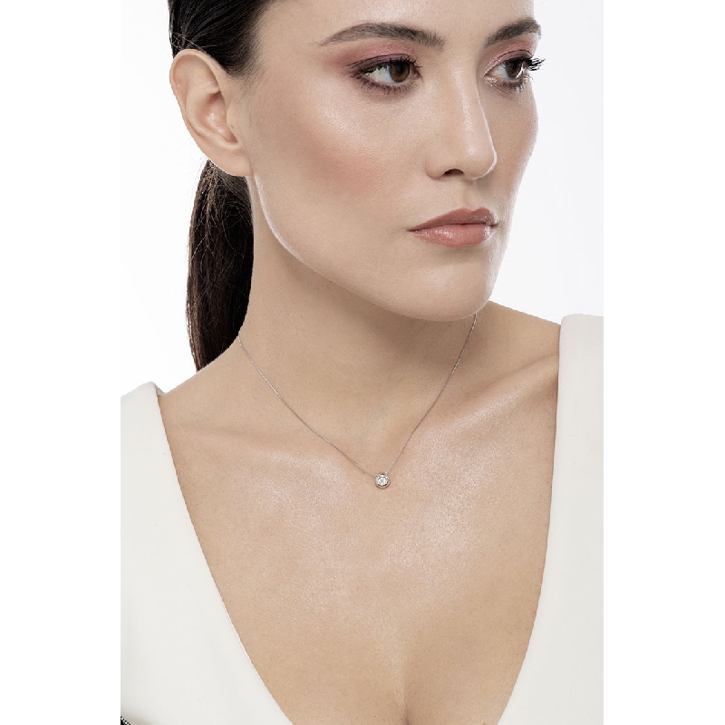 Halskette aus 18K Weißgold mit Diamant-Anhänger Halskette aus 18K Weißgold mit Diamant-Anhänger