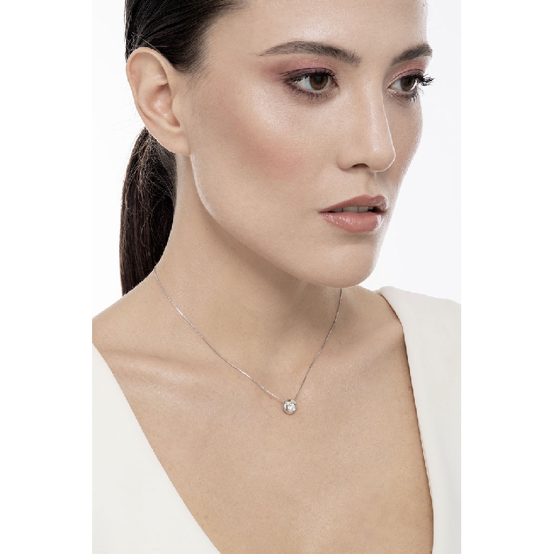 Damenkette aus Weißgold Anhänger mit rundem Diamanten Damenkette aus Weißgold Anhänger mit rundem Diamanten