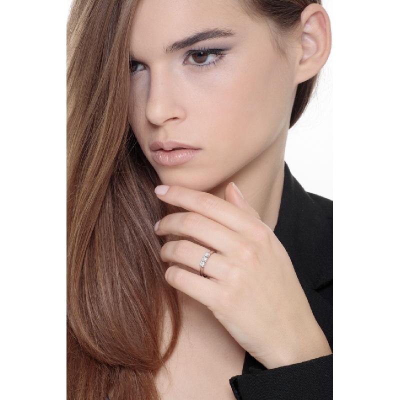 Weißgold-Verlobungsring mit drei Diamanten Weißgold-Verlobungsring mit drei Diamanten