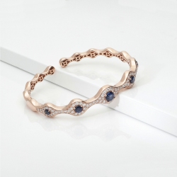 Armreif Roségold 18K mit Saphir blau und Diamanten