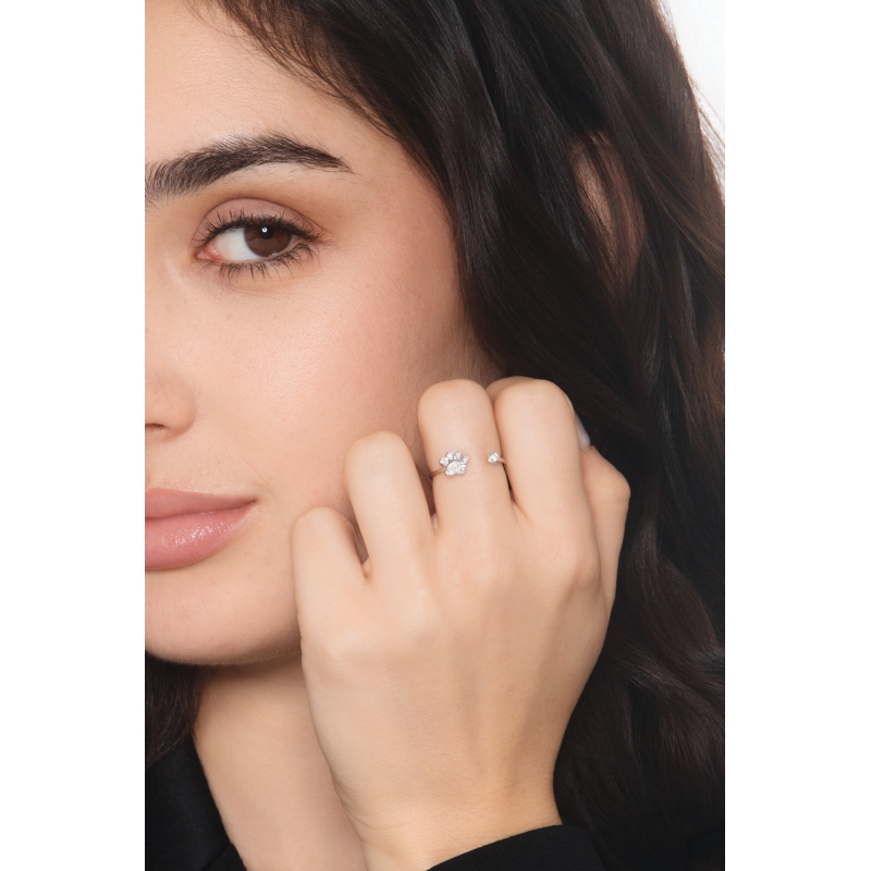 Ring mit Pfote aus 18 Karat Weißgold und Diamanten Ring mit Pfote aus 18 Karat Weißgold und Diamanten