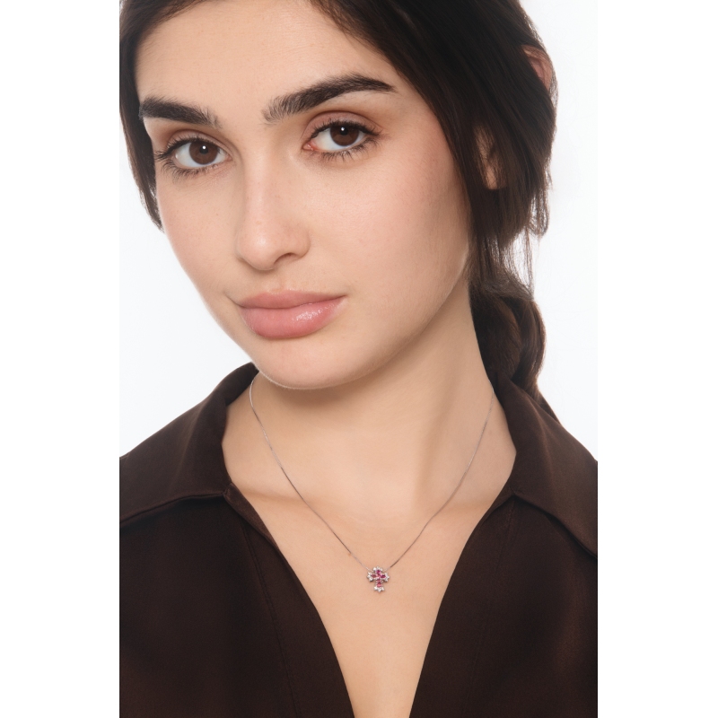 18k Weißgold mit Kreuzanhänger aus Diamanten und Rubinen  18k Weißgold mit Kreuzanhänger aus Diamanten und Rubinen