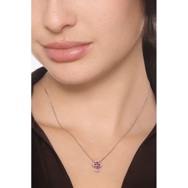 18k Weißgold mit Kreuzanhänger aus Diamanten und Rubinen  18k Weißgold mit Kreuzanhänger aus Diamanten und Rubinen