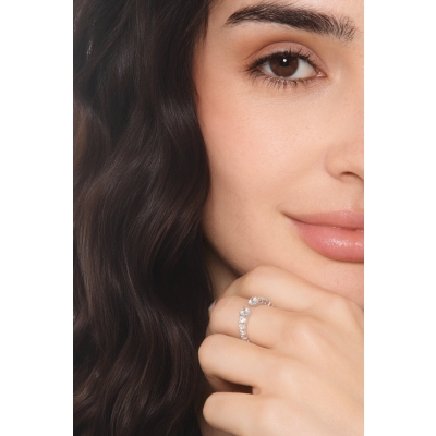 18-karätiger Weißgoldring mit Diamanten