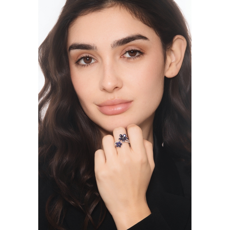Weißgold 18 Karat Blumenring mit Saphir blau und Diamanten