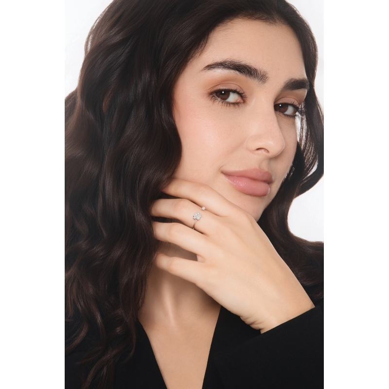 Ring mit Pfote aus 18 Karat Weißgold und Diamanten Ring mit Pfote aus 18 Karat Weißgold und Diamanten