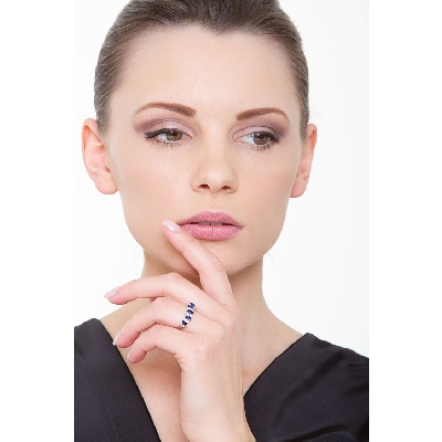 Eleganter Saphir Ring Weißgold 18K mit 5 Saphiren und Diamanten