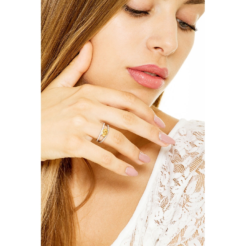 Weißgold-Ring 18 Karat mit Citrin zwischen zwei Reihen von Diamanten  Weißgold-Ring 18 Karat mit Citrin zwischen zwei Reihen von Diamanten