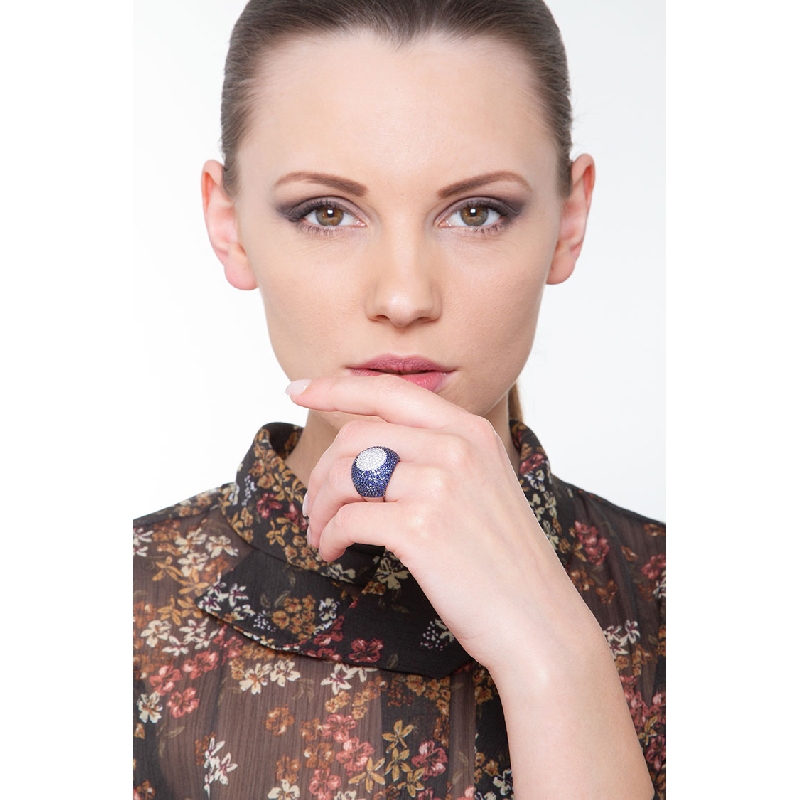 Pavé Ring Weißgold mit blauen Saphiren und Diamanten Pavé Ring Weißgold mit blauen Saphiren und Diamanten