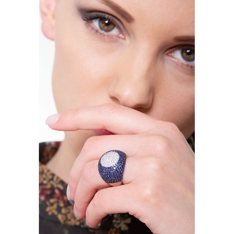 Pavé Ring Weißgold mit blauen Saphiren und Diamanten Pavé Ring Weißgold mit blauen Saphiren und Diamanten