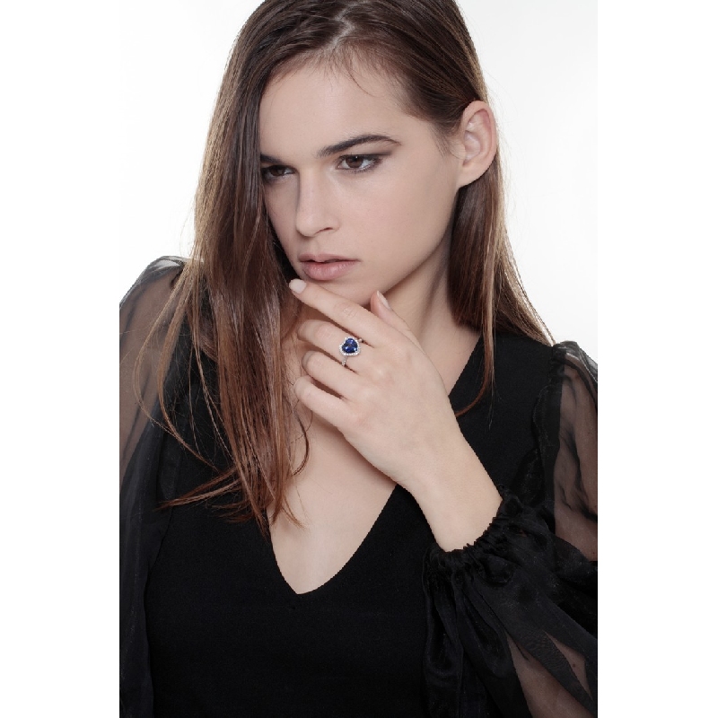 Weißgold Ring mit Herz aus blauem Saphir und Diamanten Weißgold Ring mit Herz aus blauem Saphir und Diamanten