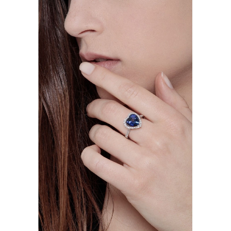 Weißgold Ring mit Herz aus blauem Saphir und Diamanten Weißgold Ring mit Herz aus blauem Saphir und Diamanten