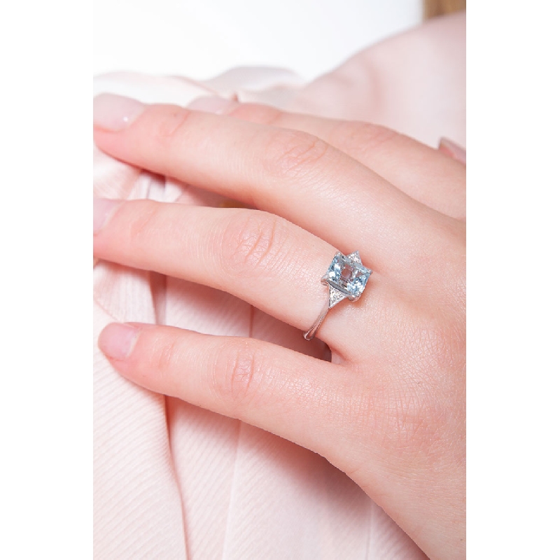 Weißgoldring mit Blume aus Diamanten und Saphiren
