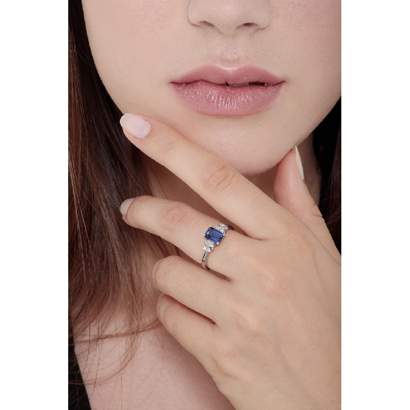 Weißgoldring mit Diamanten und rechteckigem blauem Saphir 