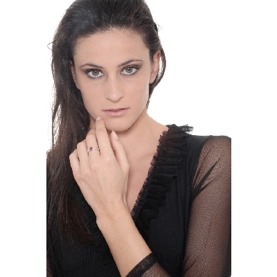 Weißgold-Verlobungsring mit Rubin und Diamanten