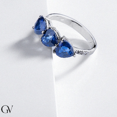 Saphir Ring Weißgold 750 mit drei herzformigen Saphiren und Diamanten