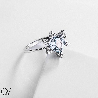 Weißgoldring mit Aquamarinherz und 6 Diamantblüten 