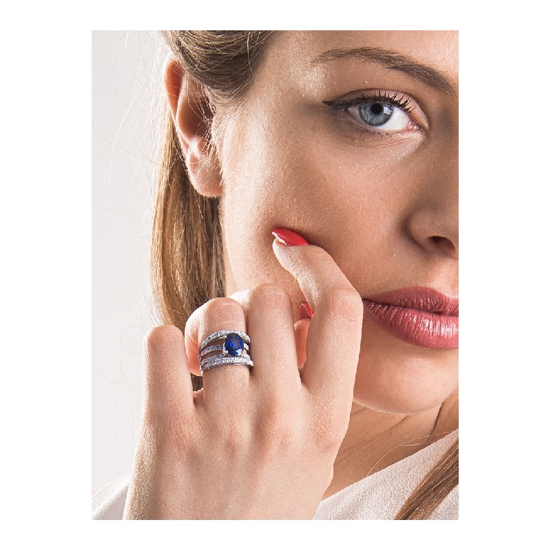 Weißgold Ring Damen mit zentralem Saphir und Diamanten Weißgold Ring Damen mit zentralem Saphir und Diamanten