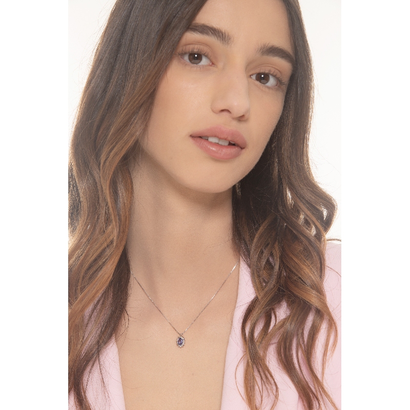 Weißgold-Kette mit Tansanit-Anhänger und 14 Diamanten  Weißgold-Kette mit Tansanit-Anhänger und 14 Diamanten