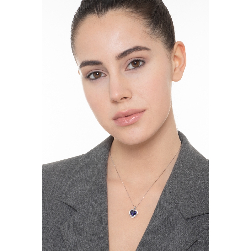 Herz Anhänger aus blauem Saphir und Diamanten in Weißgoldkette Herz Anhänger aus blauem Saphir und Diamanten in Weißgoldkette