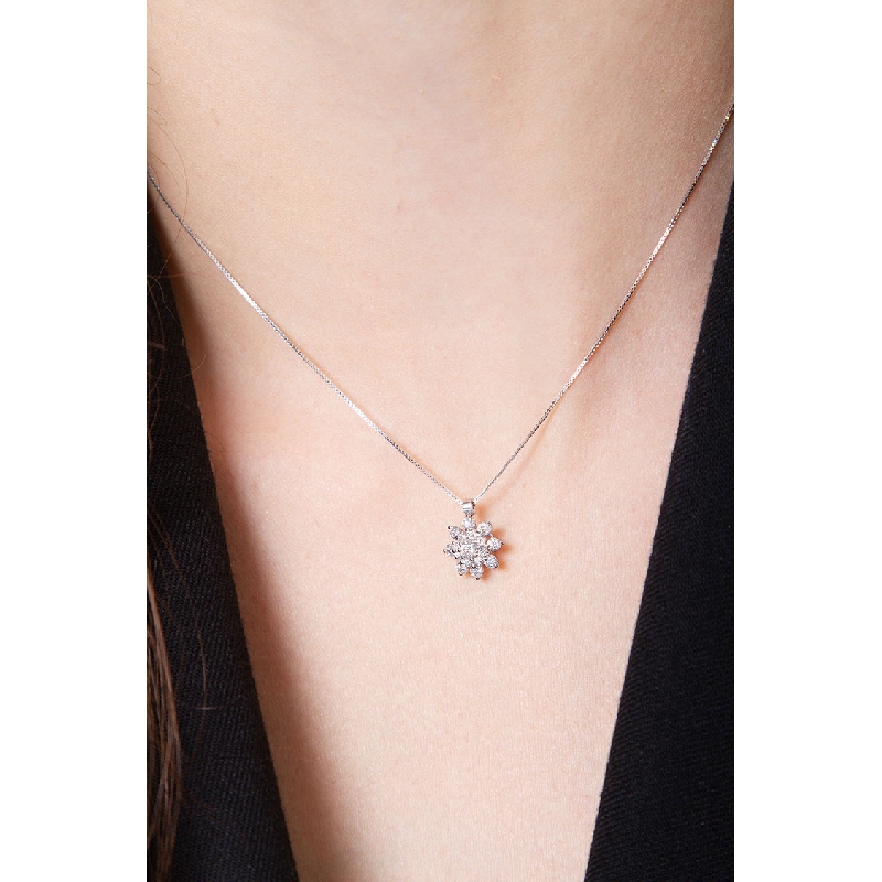 Blumenhalskette aus Weißgold mit Diamanten Blumenhalskette aus Weißgold mit Diamanten