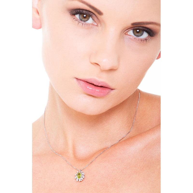 Peridot Anhänger mit Diamanten in Weißgold Kette  Peridot Anhänger mit Diamanten in Weißgold Kette