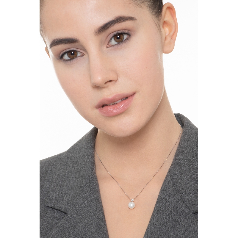 Weißgoldkette mit Perlenanhänger und Diamanten  Weißgoldkette mit Perlenanhänger und Diamanten