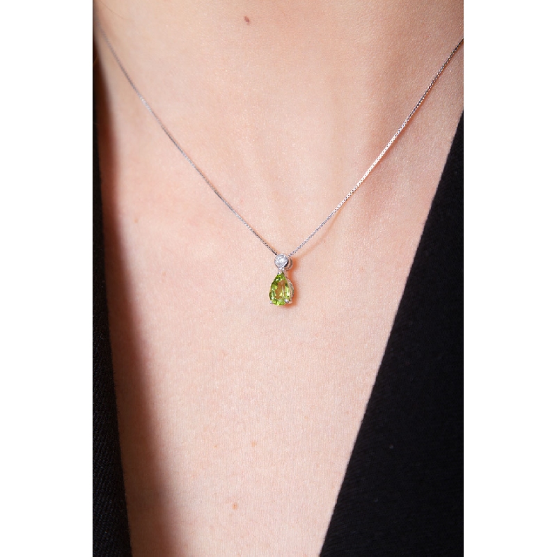 Peridot Anhänger mit Brillanten in 750er Weißgold Kette  Peridot Anhänger mit Brillanten in 750er Weißgold Kette