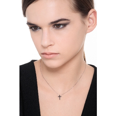 Kreuzkette aus Weißgold mit schwarzen Diamanten 