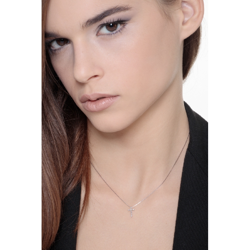 18K Weißgold Kette mit Kreuzanhänger aus Diamanten        18K Weißgold Kette mit Kreuzanhänger aus Diamanten