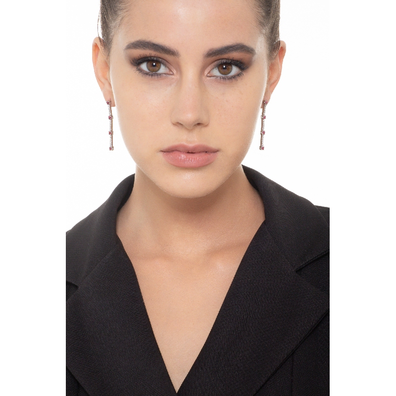 Ohrhänger aus Weißgold mit Diamanten und Rubinen Ohrhänger aus Weißgold mit Diamanten und Rubinen