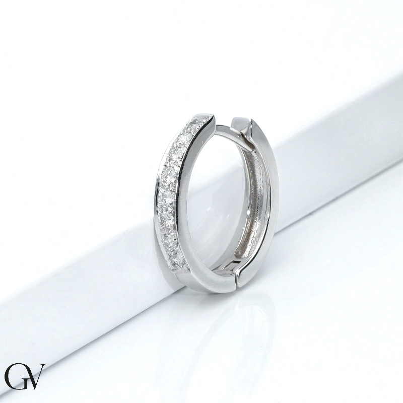 Einzelne Creole aus Weißgold mit Diamanten Einzelne Creole aus Weißgold mit Diamanten