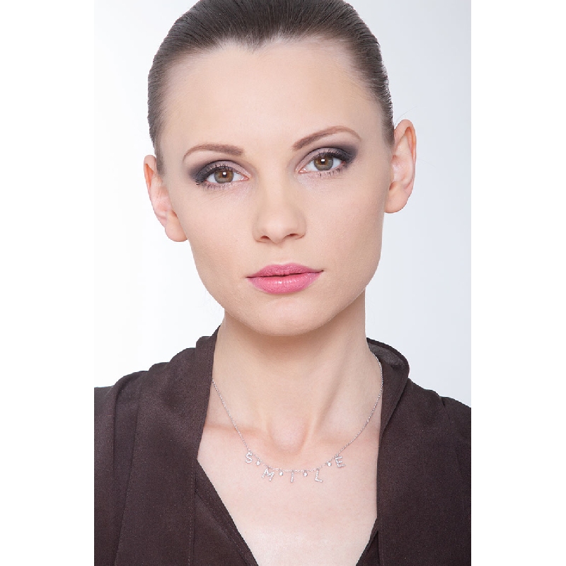 Kette aus Weißgold mit Schriftzug SMILE aus Diamanten Kette aus Weißgold mit Schriftzug SMILE aus Diamanten