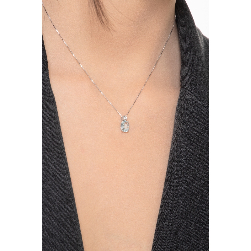 Halskette mit Aquamarin-Anhänger und Diamanten Halskette mit Aquamarin-Anhänger und Diamanten