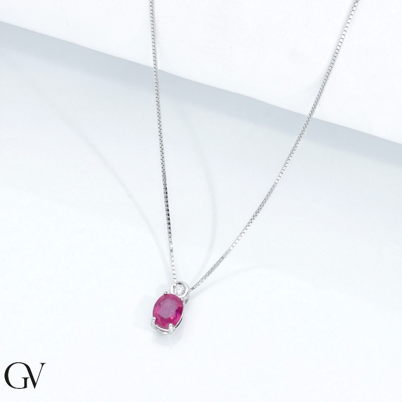 Damenkette aus Weißgold mit Rubin-Anhänger und Brillanten Damenkette aus Weißgold mit Rubin-Anhänger und Brillanten