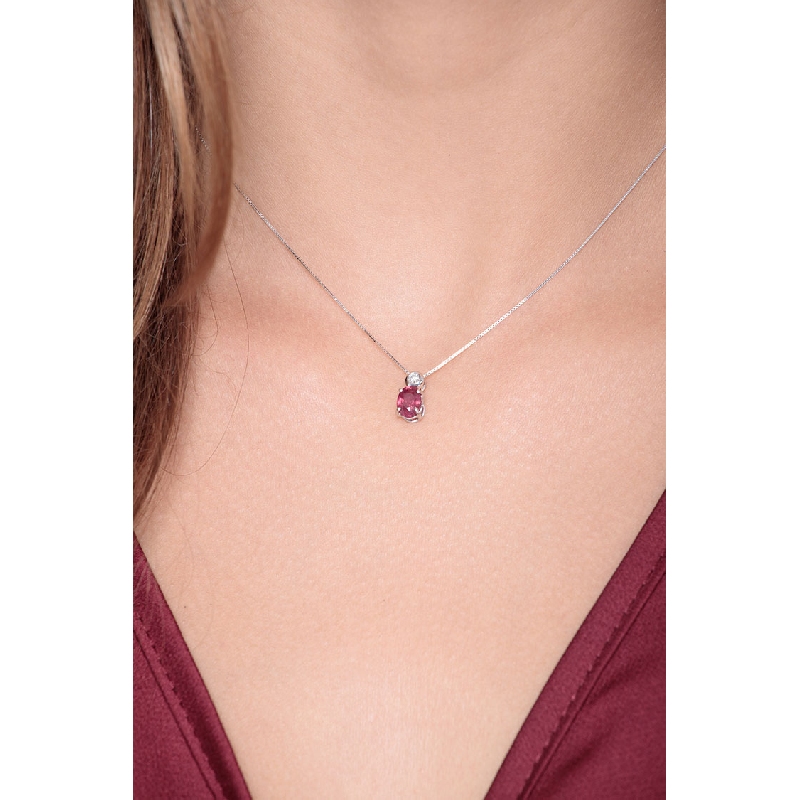 Damenkette aus Weißgold mit Rubin-Anhänger und Brillanten Damenkette aus Weißgold mit Rubin-Anhänger und Brillanten