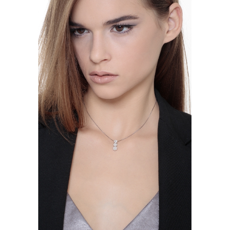 Weißgold 18k Kette mit drei Blumen aus Diamanten   Weißgold 18k Kette mit drei Blumen aus Diamanten