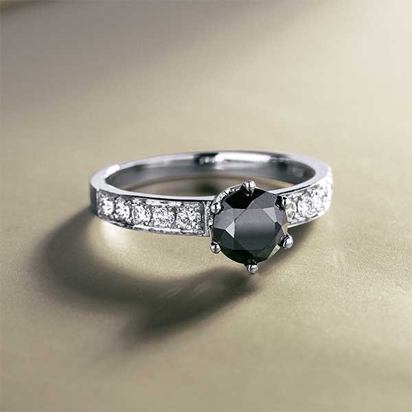 Solitärring mit schwarzen Diamanten