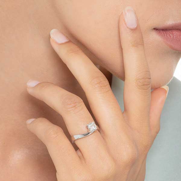 Der Solitär-Ring aus Weißgold ist der Verlobungsring schlechthin