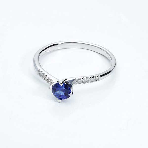 Solit&auml;rring mit einem blauen Saphir 